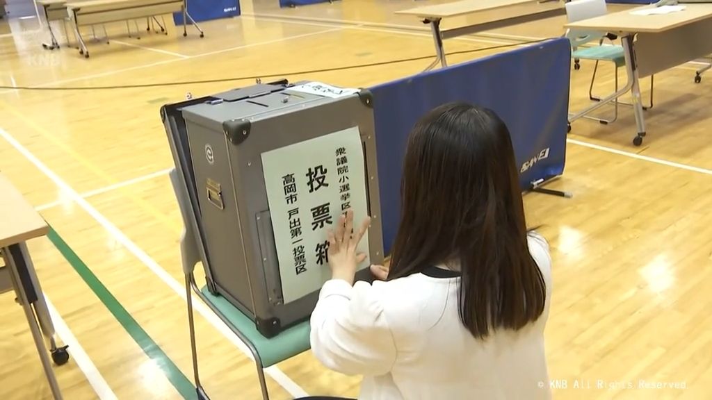 衆院選と県知事選あす投票　投票所設営進む