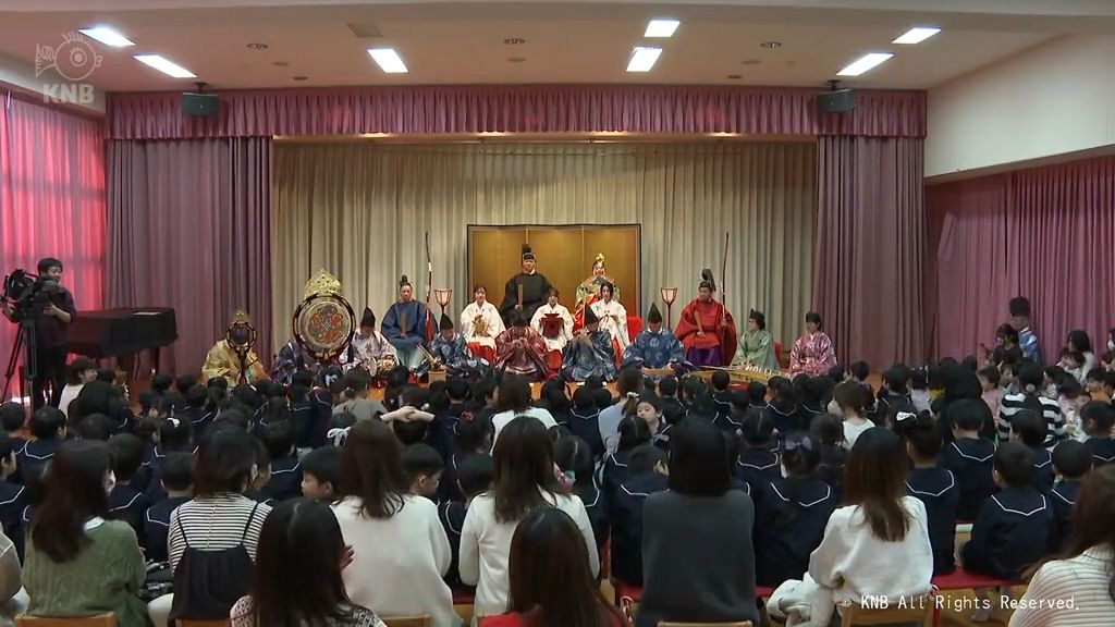 先生や保護者がひな人形姿に　園児ら歓声　富山市のこども園でひな祭り