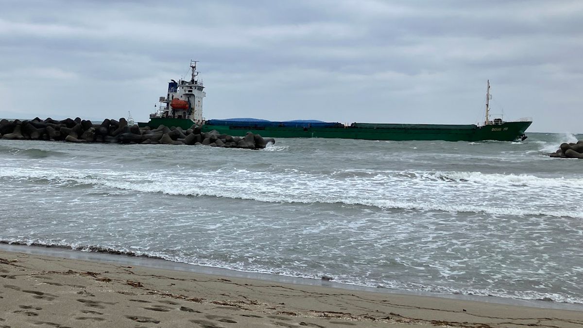 富山市岩瀬浜で貨物船が座礁　けが人や油流出なし