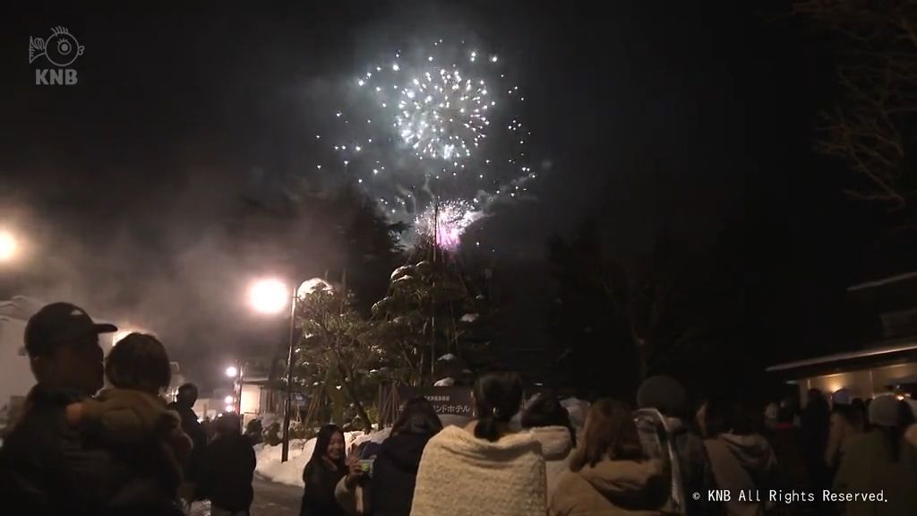 たいまつの明かりや音楽花火楽しむ　宇奈月温泉で雪のカーニバル