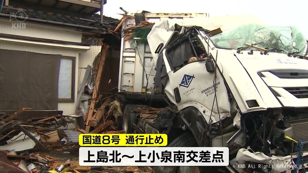 大型トレーラーが住宅に突っ込む　運転手軽いけが　滑川市