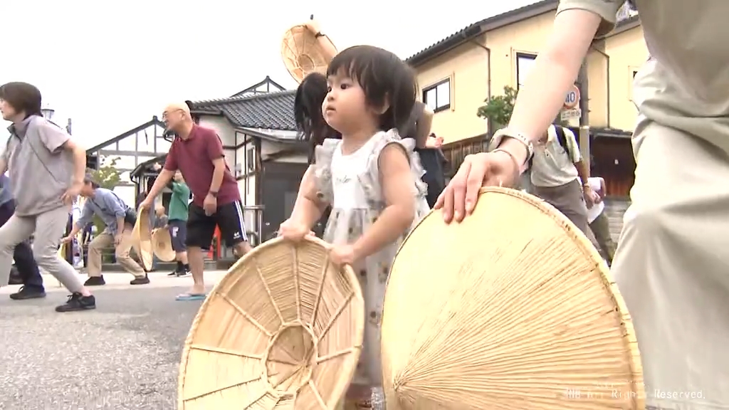 秋の訪れ告げる城端むぎや祭　コンクールに競演会、夜には総踊り　観光客も勇壮な踊りに挑戦