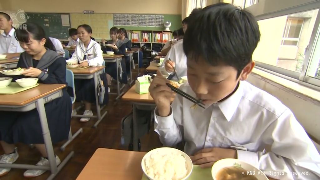 「鮎の日」前に　特産のアユの塩焼きを給食で味わう　砺波市の中学生