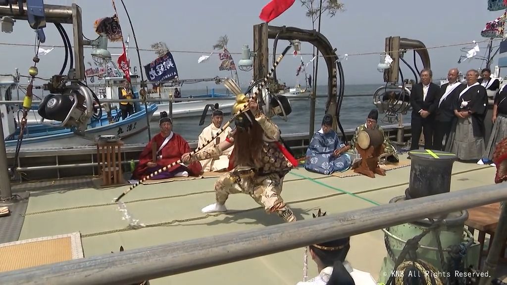 新湊漁港で豊漁願い　１８年ぶりにボンボコ祭