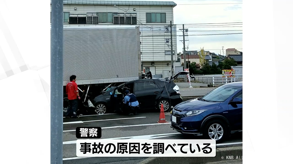 普通乗用車が大型トラックに追突　25歳男性が重体　氷見市の国道160号で