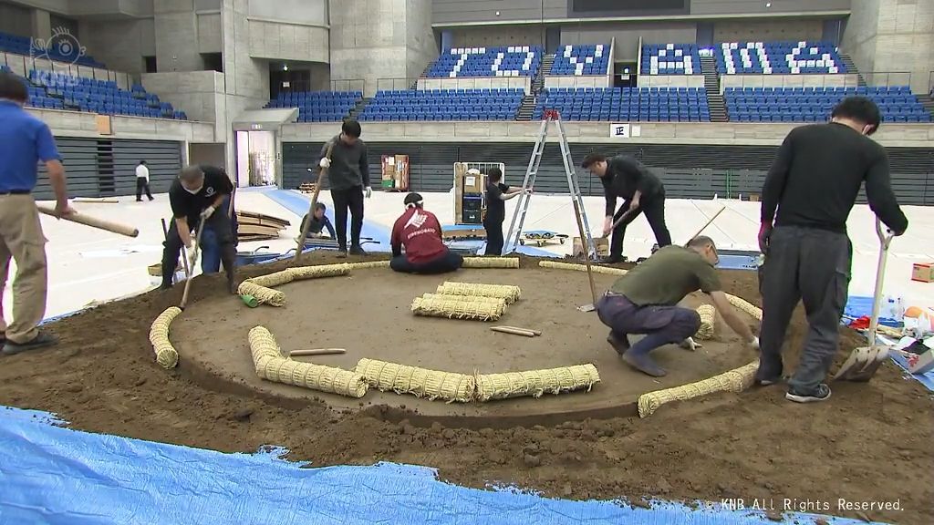 7日の大相撲富山場所を前に会場で土俵づくり