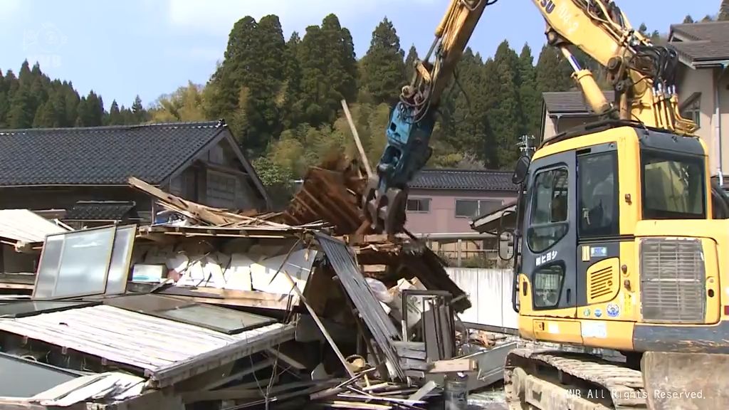 氷見市姿地区　市道ふさいだ納屋の解体　能登半島地震で倒壊