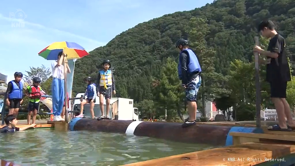 流木乗りに挑戦　水に親しむ庄川水まつり