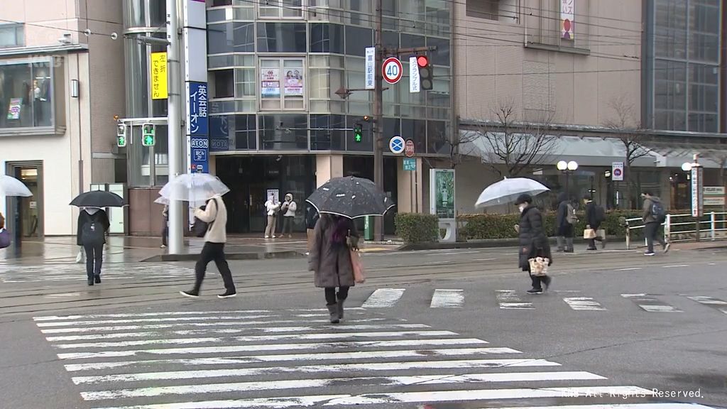 雨が降ったりやんだり　山間部では湿った雪に　富山