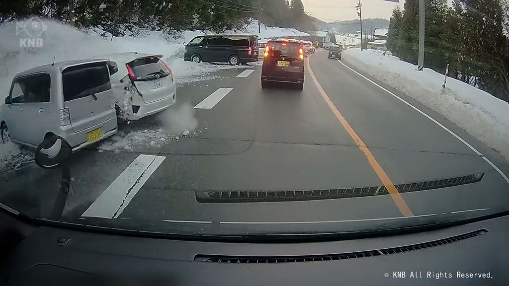 【その瞬間】路面凍結や雪で…県内でスリップ多重事故