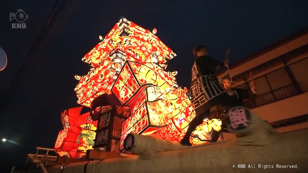 威勢のよい掛け声のもと「津沢夜高あんどん祭」開幕 小矢部市（2026年6