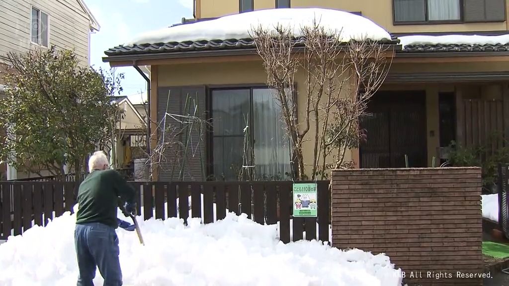 「屋根雪が落ちるのを避けて除雪」富山県内ところどころで雨　雪崩や落雪に注意