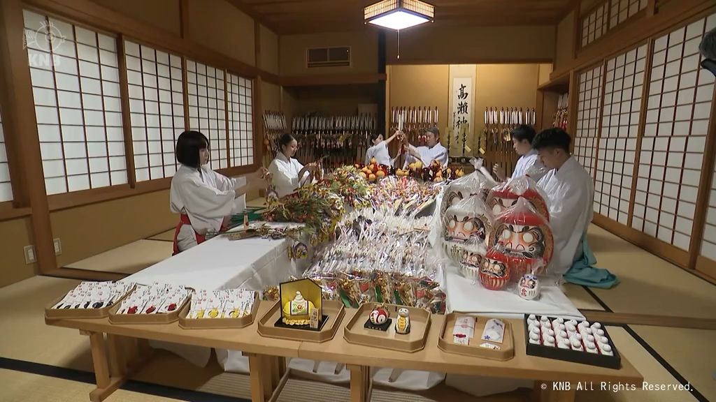 来年の初詣の準備始まる　縁起物20万点　南砺市高瀬神社