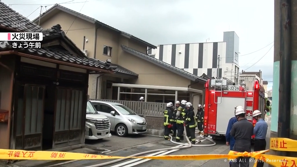 富山市中心部で住宅火災　３人病院に搬送　命に別条なし