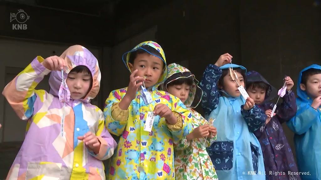 「スマホを見ないで」などのメッセージ沿え　手作りお守りをドライバーに　園児たちが配る　富山市