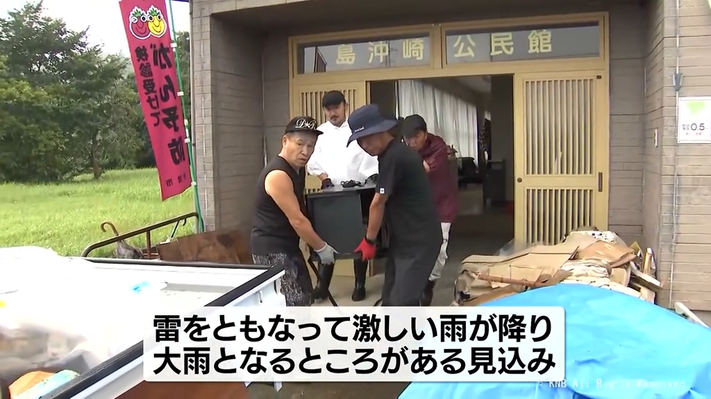 雨が降る中　氷見市で大雨被災の公民館を住民らが片付け