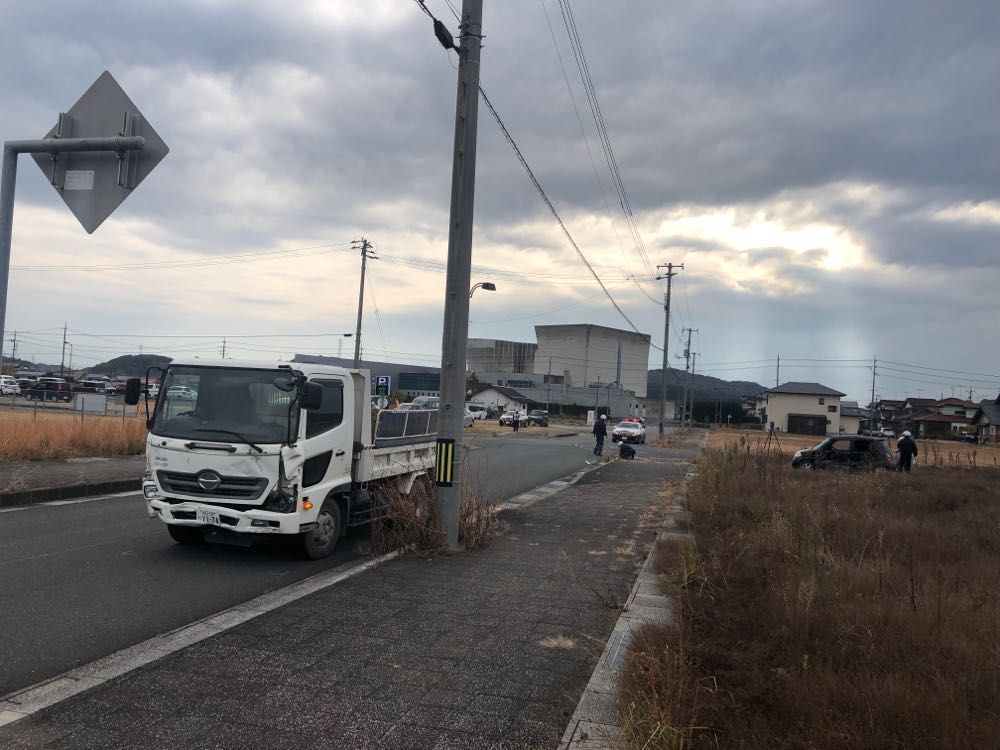 【速報】山陽小野田でトラックと軽乗用車が衝突　3人がケガ　うち2人が意識不明の重体