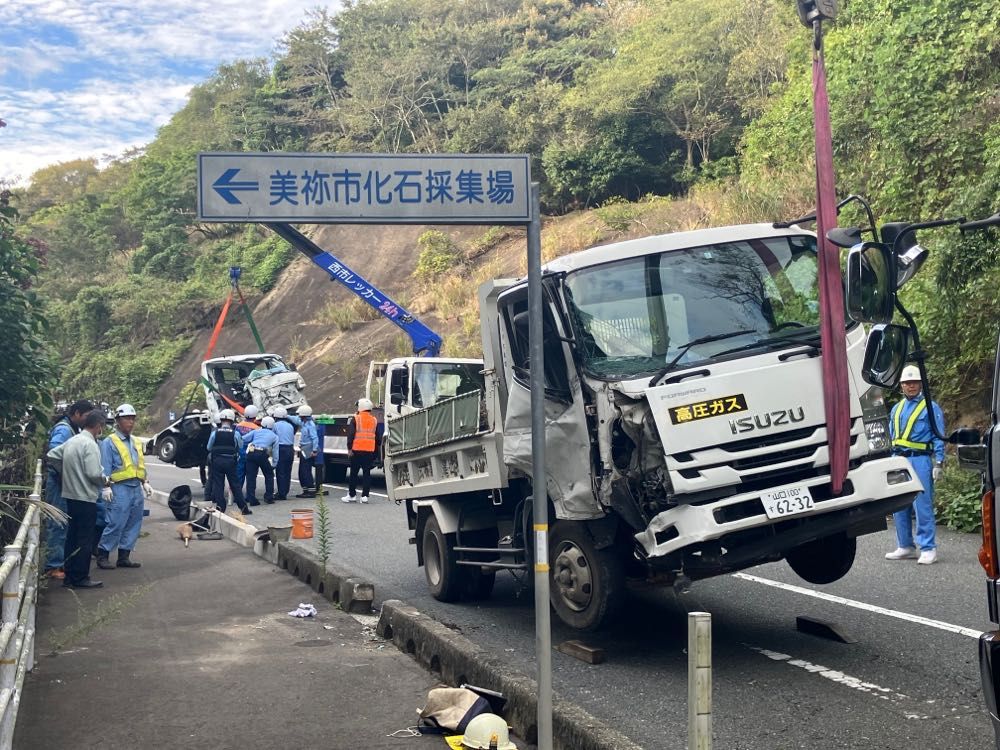 美祢市国道435号で事故 ダンプカーと軽トラックが衝突 現場付近は一時通行止めに