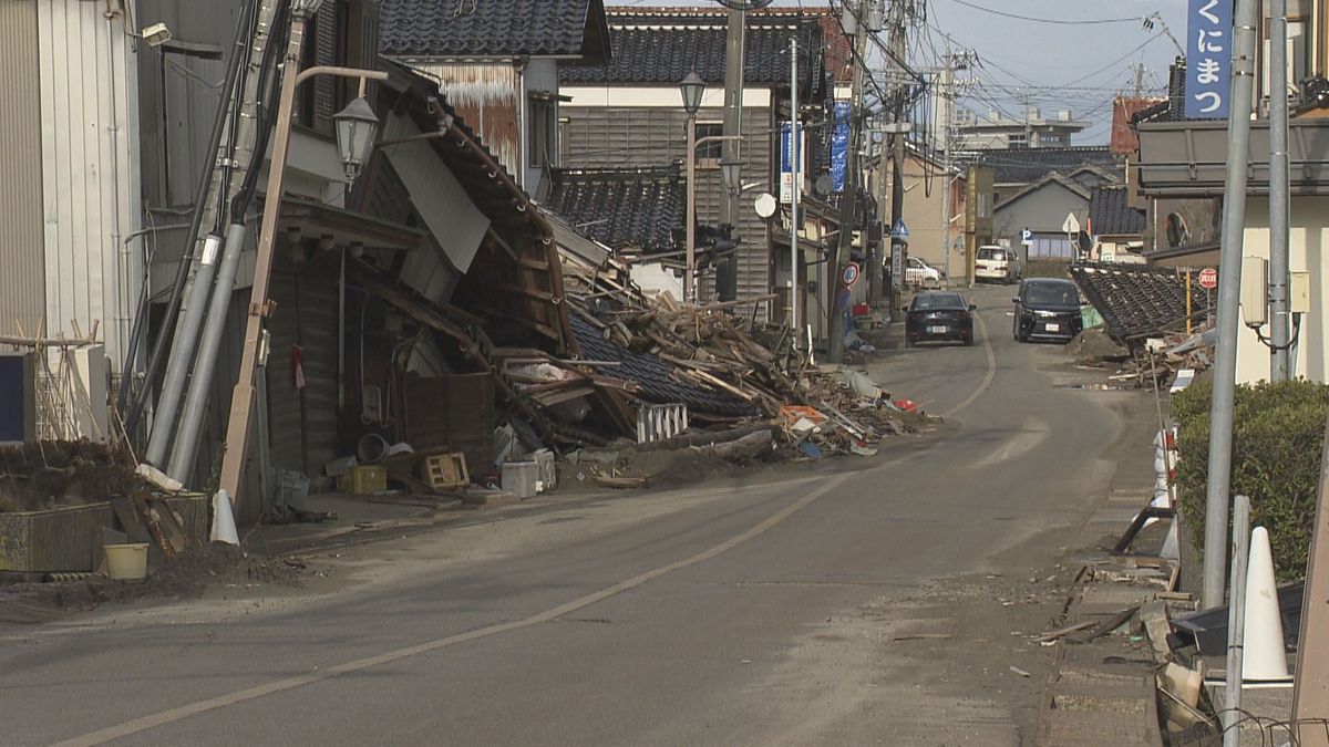 崩れた家にふさがれた道（珠洲市　3月10日）