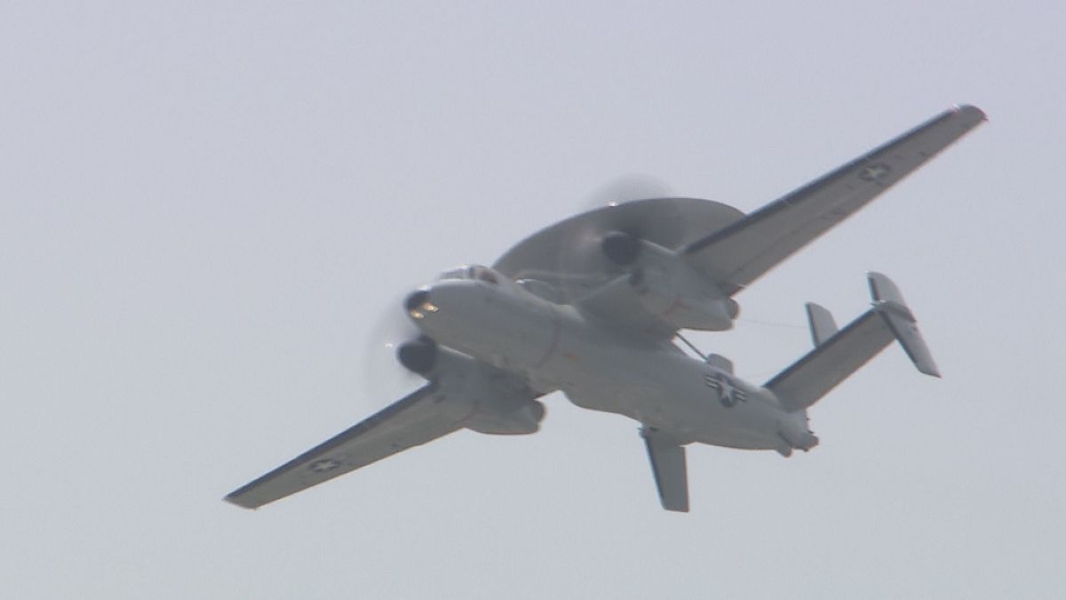 航空自衛隊E2D早期警戒機、配備先の三沢基地へ移動 陸揚げ地の米軍岩国基地を離陸
