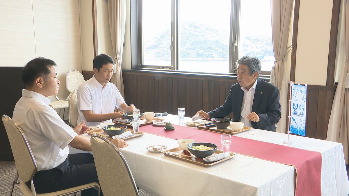 試食をする国井市長