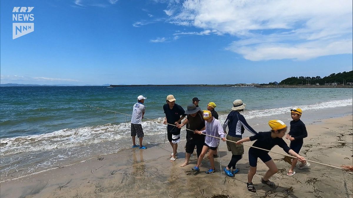 海と山の小学校が地引網体験や海水浴で交流　下関・吉母小と北九州・合馬小