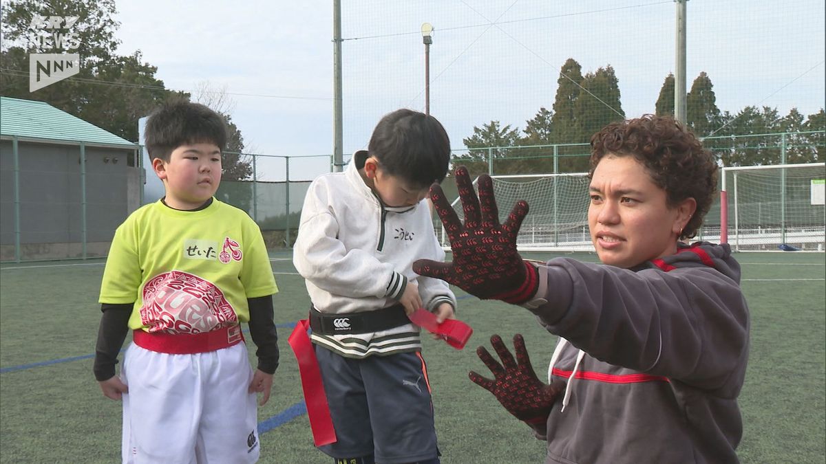 日本女子最強チームからラグビーの楽しさ教わる ながとブルーエンジェルス選手が宇部市でタグラグビー教室