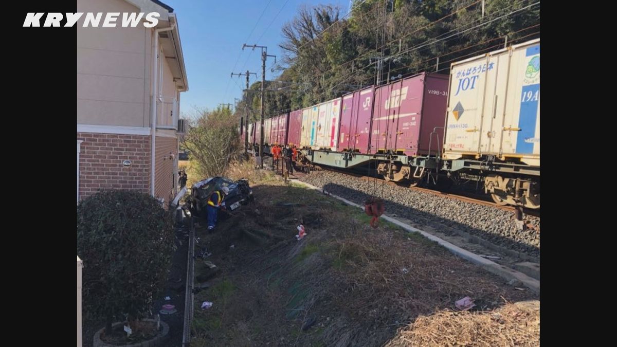 踏切で貨物列車と乗用車衝突1人死亡…JR山陽線午後1時運転再開・下関市