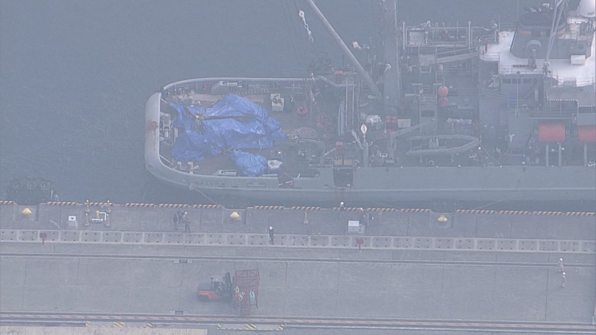 屋久島沖で墜落のオスプレイ…機体の一部が岩国基地に陸揚げ