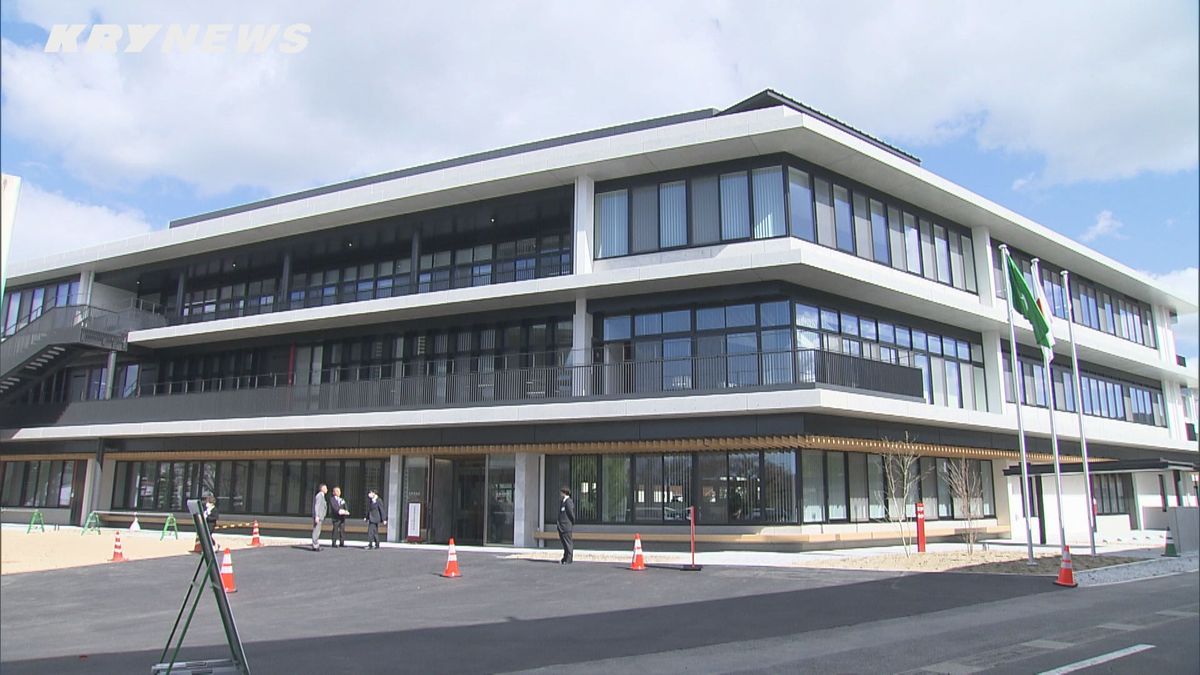 美祢市の新庁舎完成式典 新しい庁舎は地上3階建て総事業費はおよそ26億円