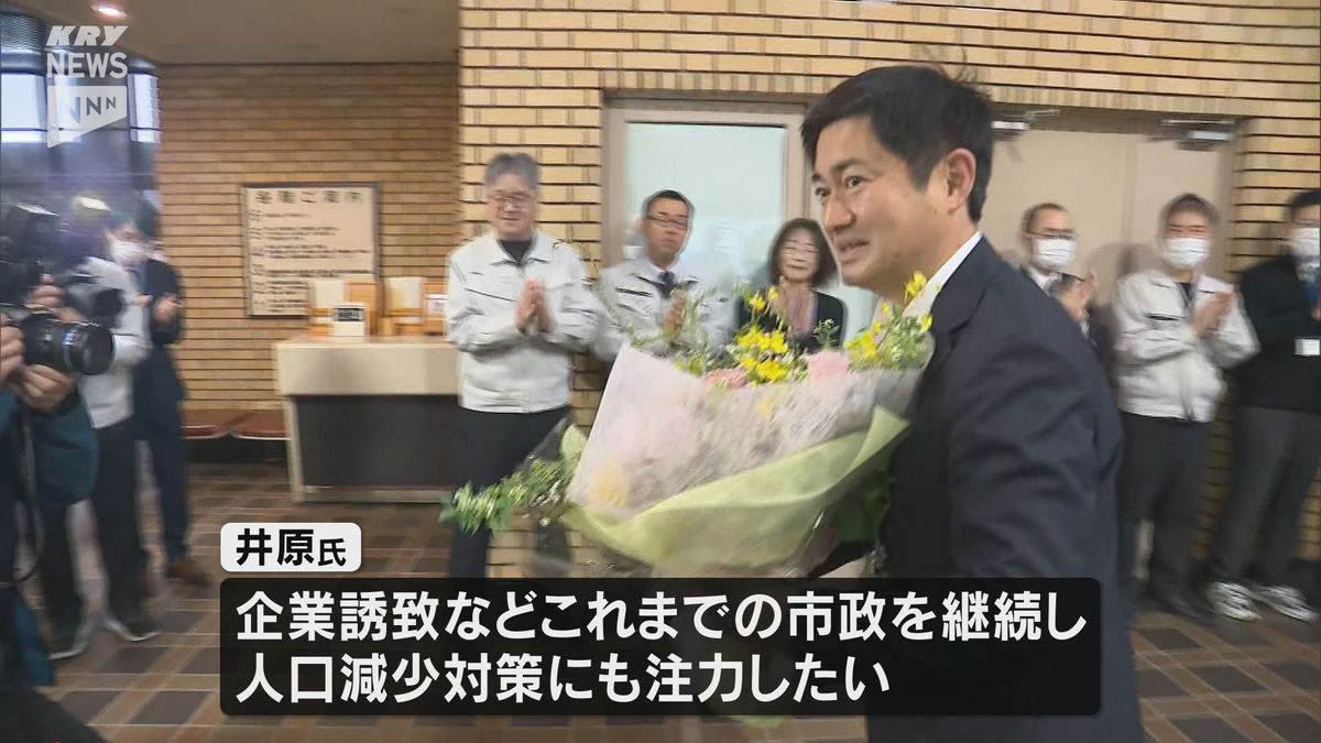 山口・柳井市長選 5選を果たした現職・井原氏 一夜明け初登庁 抱負を語る