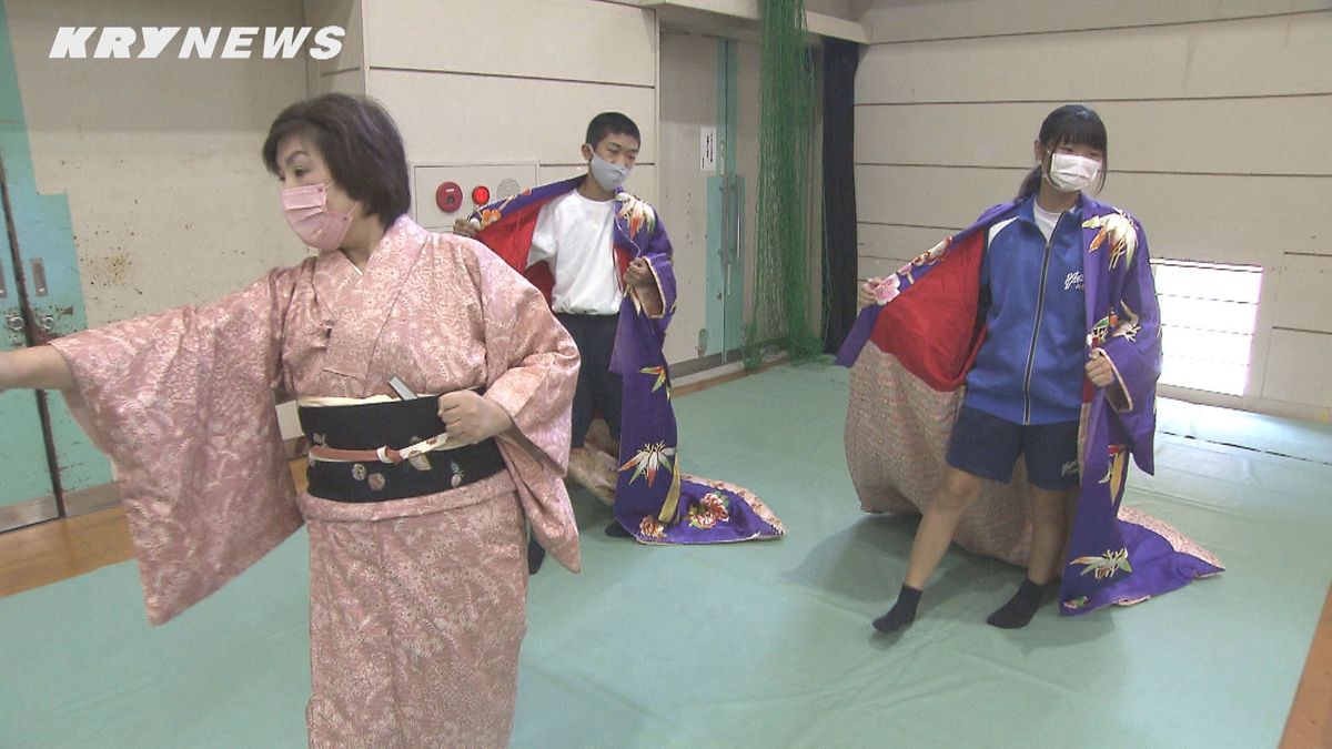生徒が「外八文字」を体験～下関の中学で日本舞踊を鑑賞・体験する会開かれる