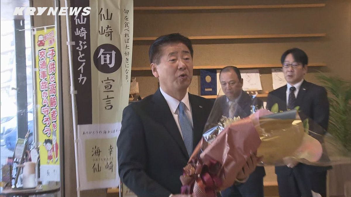 再選果たした江原達也長門市長 一夜明け登庁