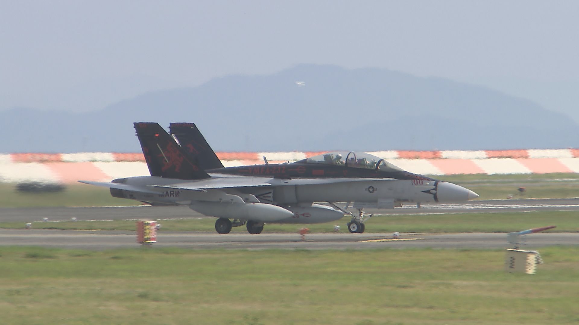 【実物】米軍 岩国基地 VMFA-232 レッドデビルズ 記念盾＆アルバム 実物】米軍 岩国基地 VMFA-232 レッドデビルズ 記念盾＆アルバム