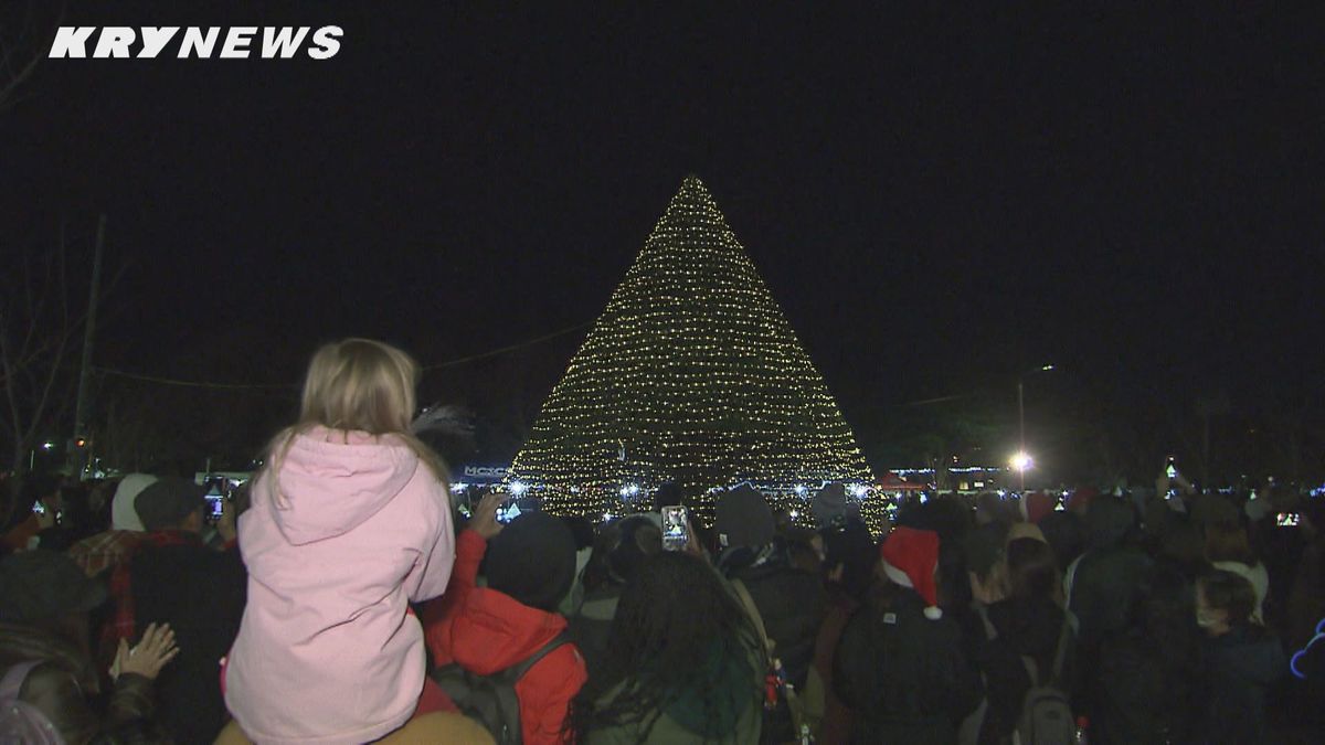 米軍岩国基地でクリスマスツリー点灯…ことしは一般市民も初めて招待