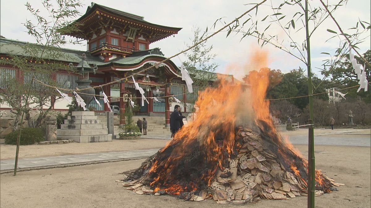 防府天満宮で絵馬の焚き上げ神事 80年前から続く年中行事でことしはおよそ3万枚の絵馬