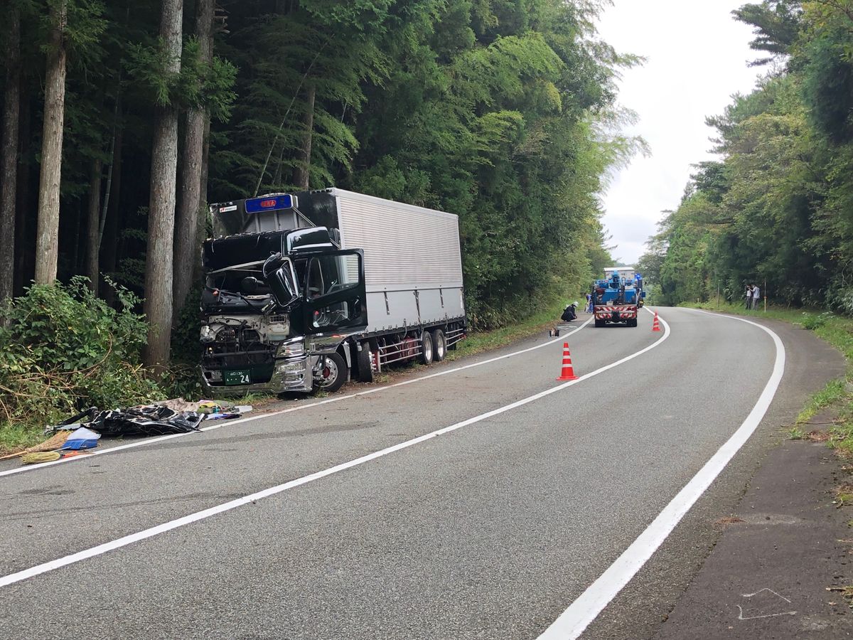 萩市の国道262号で大型トラックとトラックの衝突事故　大型トラックを運転していた男性が病院に搬送