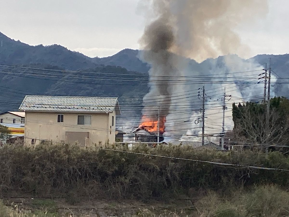 山口市平井で建物火災　民家から黒煙が…