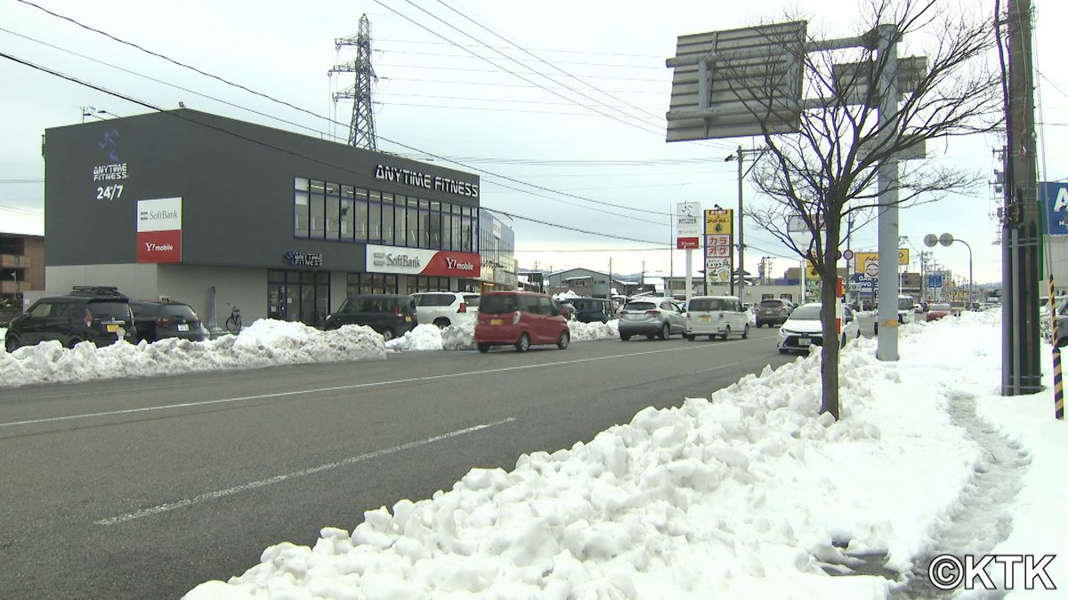 石川県小松市の国道で43歳の女性が車にはねられ死亡　歩道に積雪　車道脇を歩いていて被害か