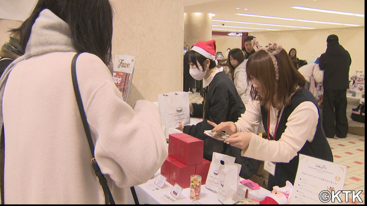 金沢駅もてなしドーム地下広場　女性に人気のクリスマスグッズなどを集めたマーケット