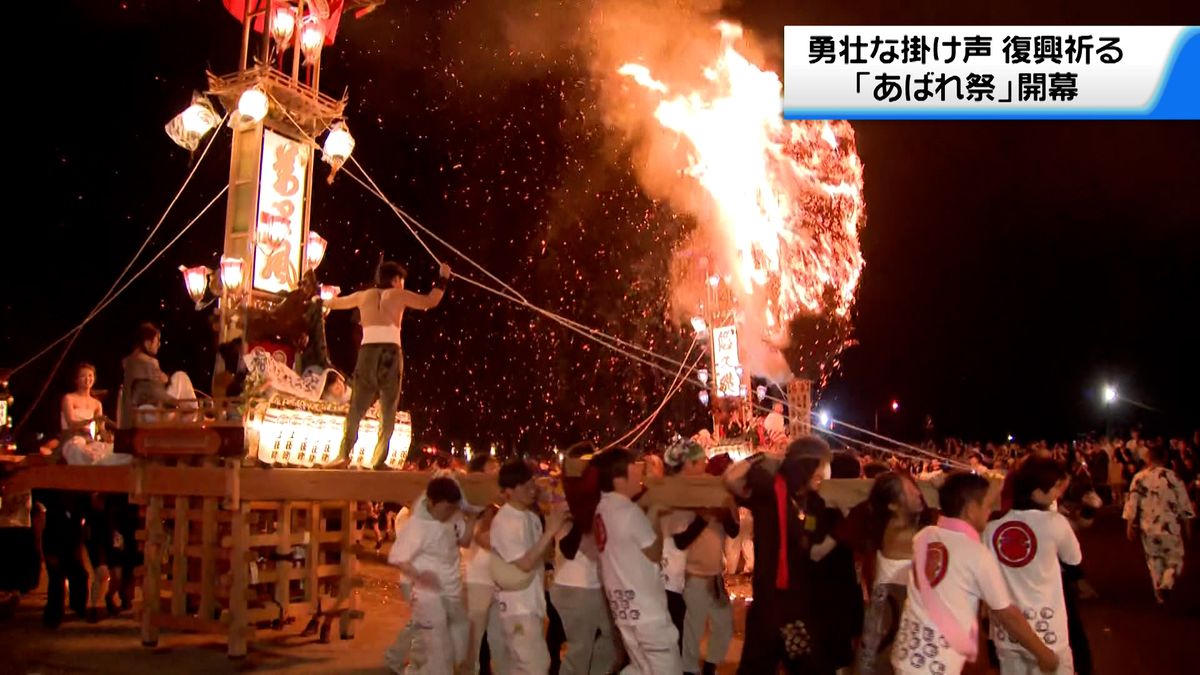 石川・能登町宇出津「あばれ祭」開幕　地震の爪痕が残る街なかをキリコが巡行