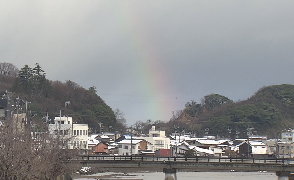 【被災地にかかる虹】石川・輪島　雨と雪がやむと…雲間から数分間