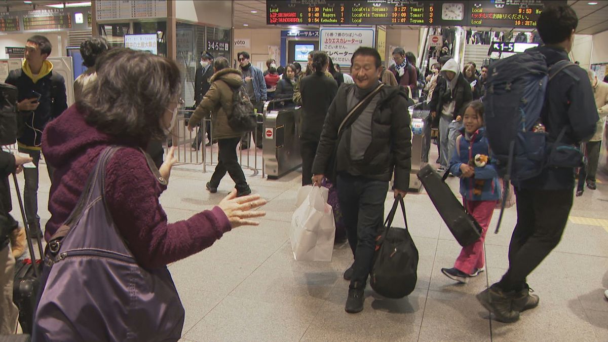 石川県　直通特急では最後の帰省　乗車率ほぼ100パーセント超　金沢駅は多くの人で混雑