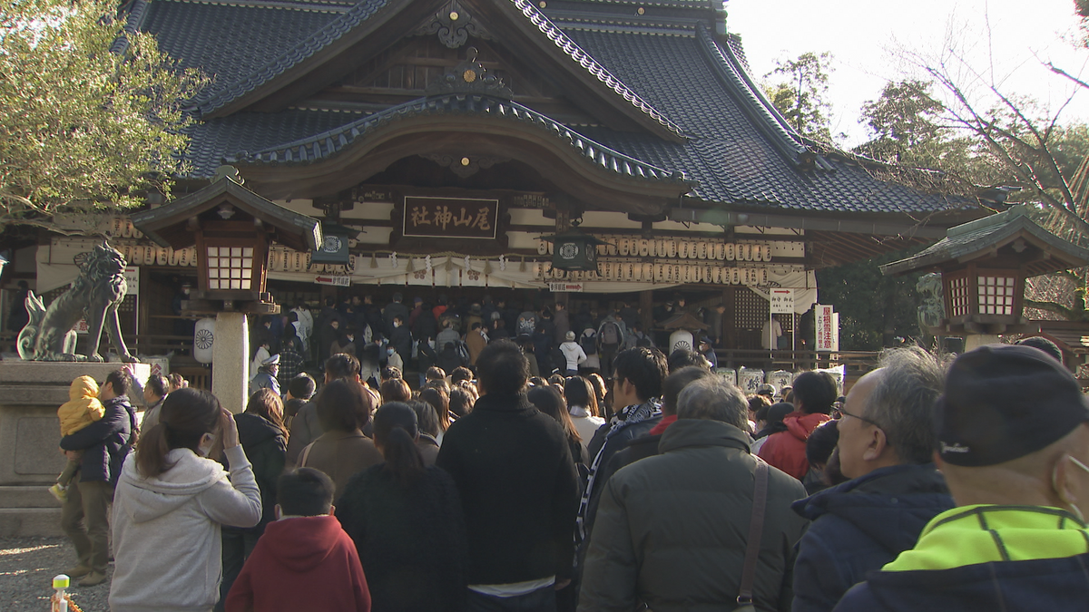 新年スタート　金沢市の尾山神社　初詣にぎわう　穏やかな天気で参拝者の長い列