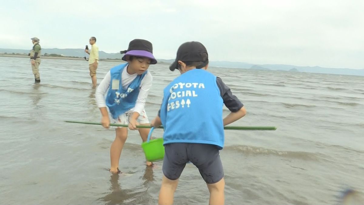 環境保全活動「TOYOTA SOCIAL FES！！」子どもたちが干潟の役割学ぶ 姶良市の重富海岸で開催