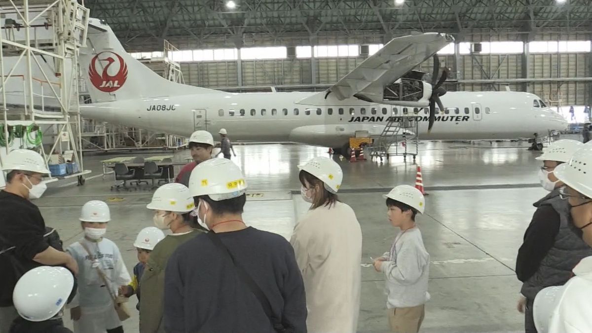 フライトシミュレーターで操縦体験 格納庫見学も　鹿児島空港で｢ＪＡＣフェスティバル｣ 