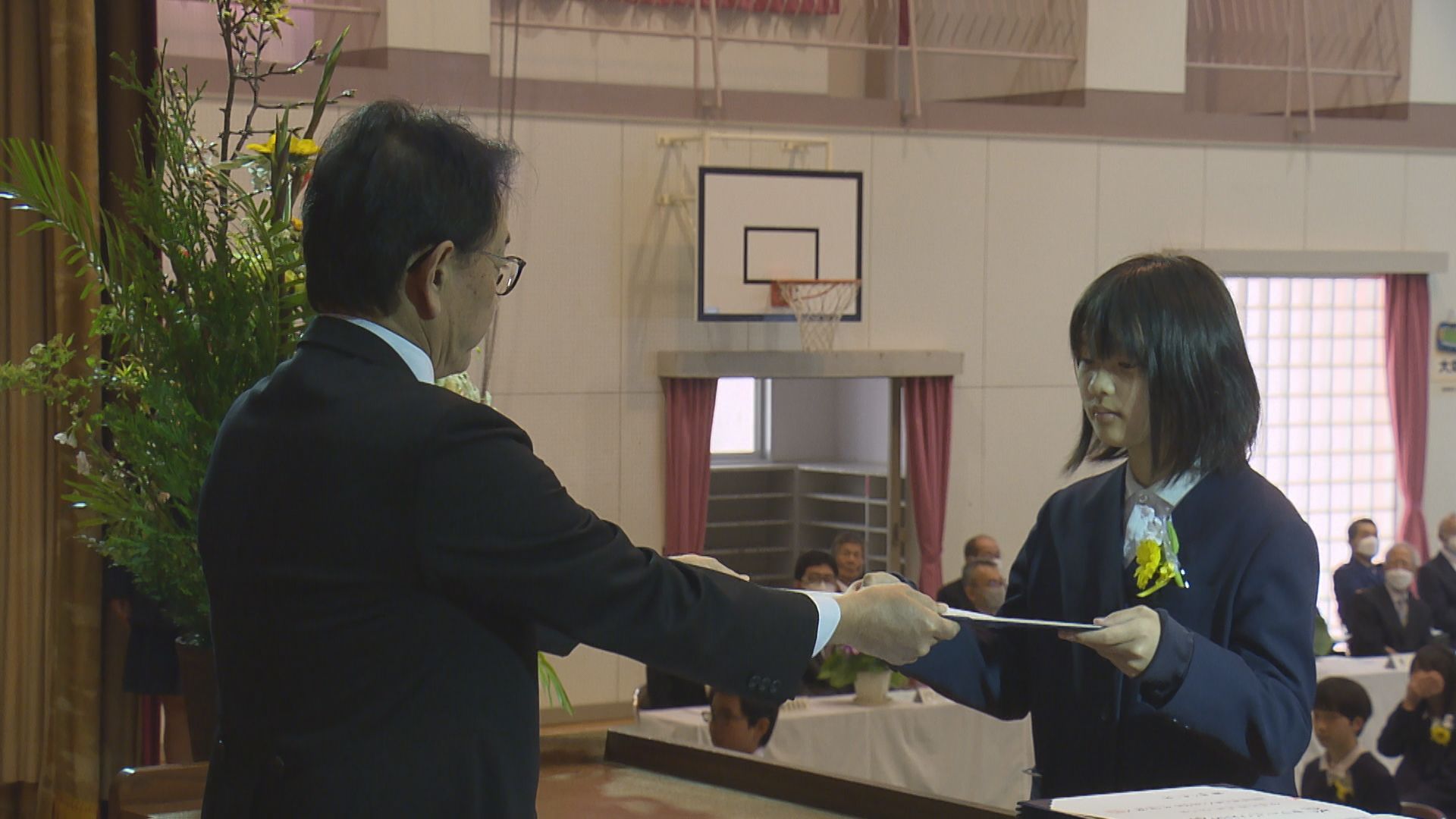 小学校で卒業式 今年はマスクなし 6年間の思い出胸に「自分の力を信じ