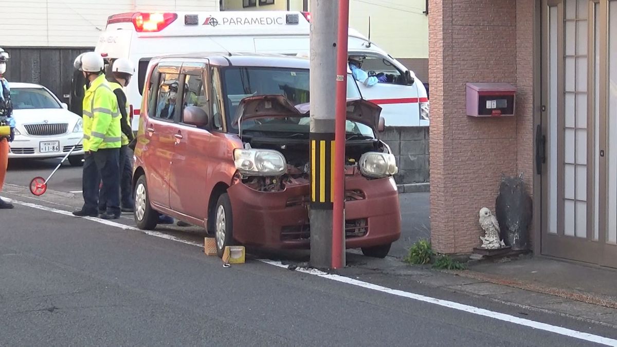 鹿児島市宇宿 軽乗用車が電柱に衝突 運転の女性(69) 死亡  センターラインない直線道路