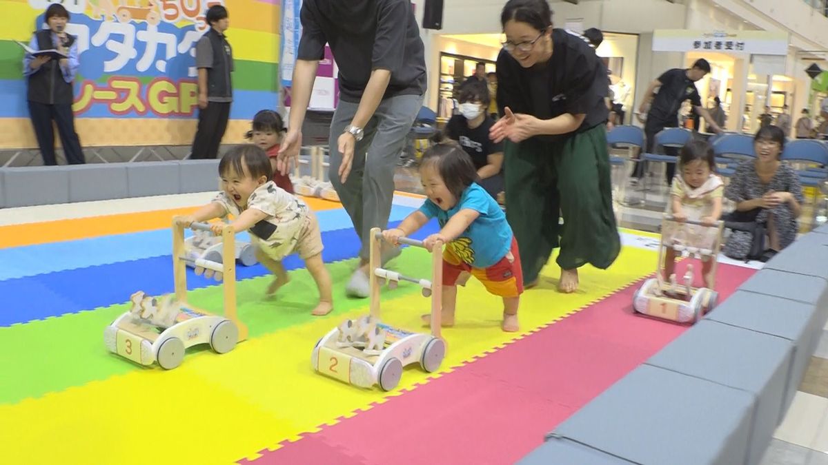 子供たちが手押し車で速さ競う「ちびっこカタカタレースGP」