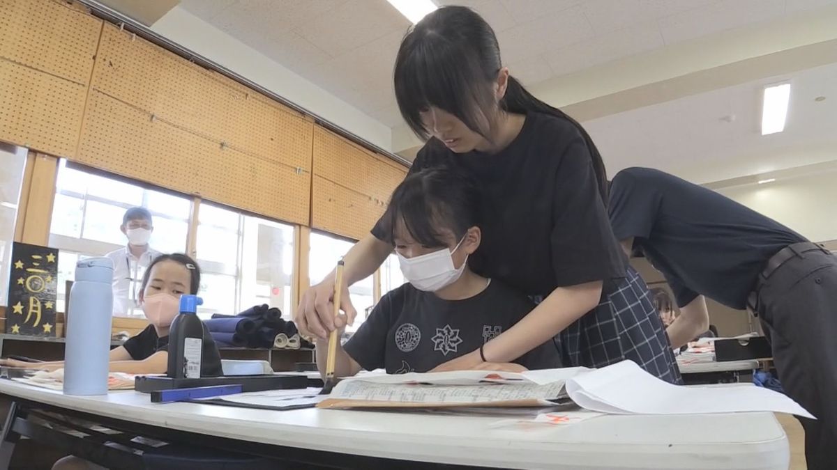 夏休みの宿題手伝います！枕崎高校の書道部部員が小学生に「書道教室」